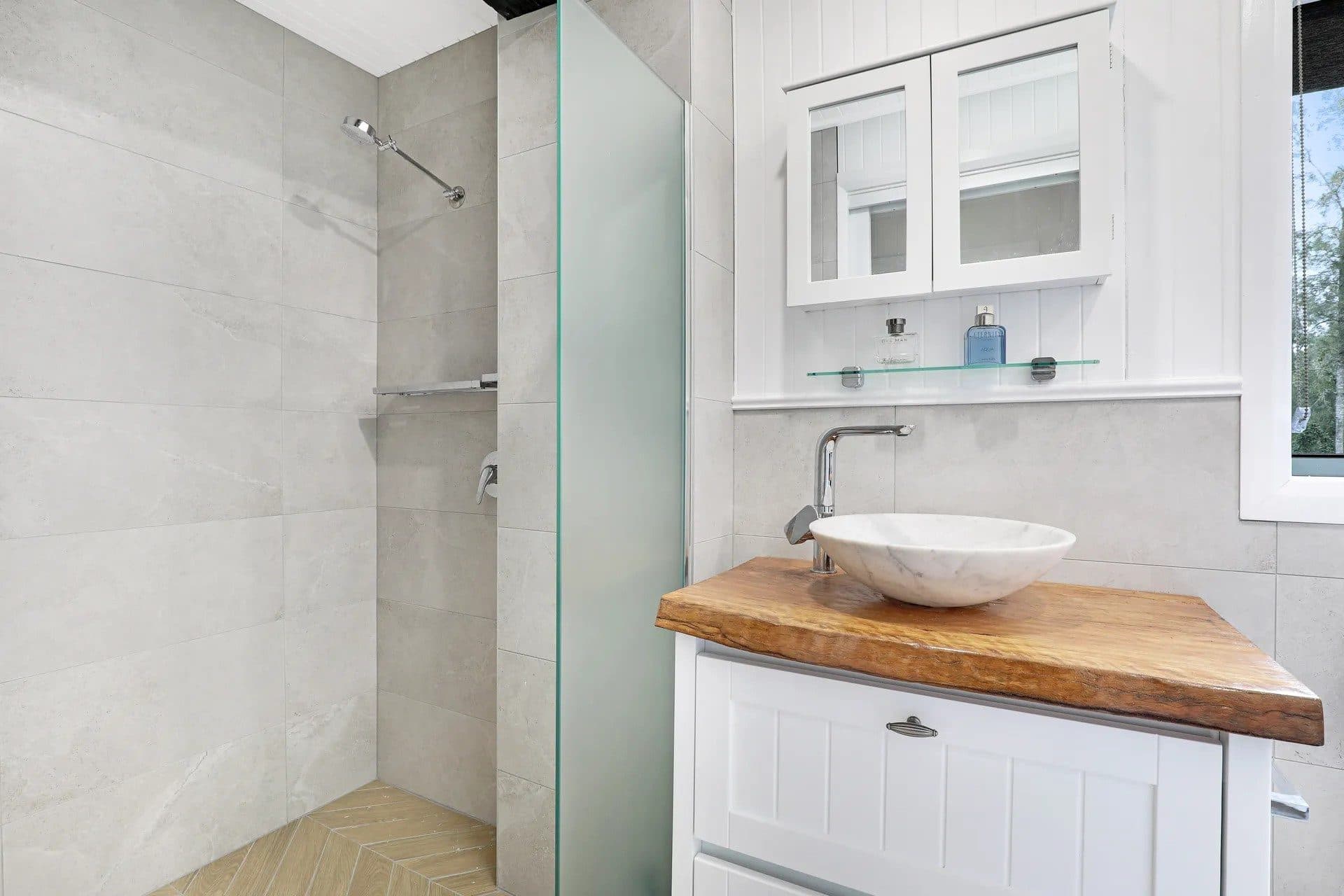 Second bathroom at The Treehouse, Serenity 222
